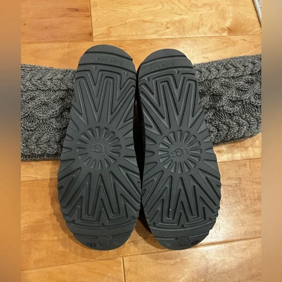 UGG Women's Classic Cardi Cabled Knit Gray Boots size 8 New without box - Picture 6 of 7